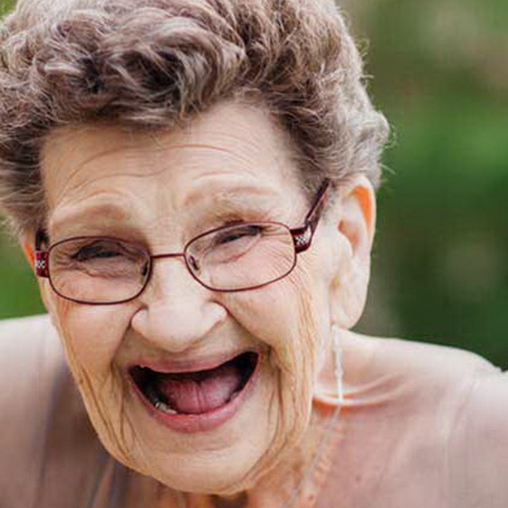 Старые баю. Пожилая женщина смеется. Бабка смеется. Кудрявая бабушка. Старушка в очках.